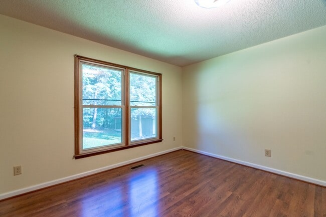 Building Photo - Meticulously maintained property with a st...