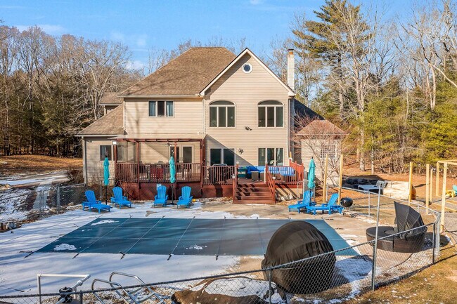 Building Photo - 1551 Wooded Acres Dr