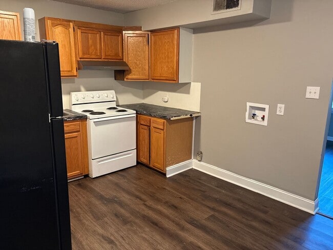 Building Photo - Quaint 3 bedroom/1  and 1/2 bath Winston S...