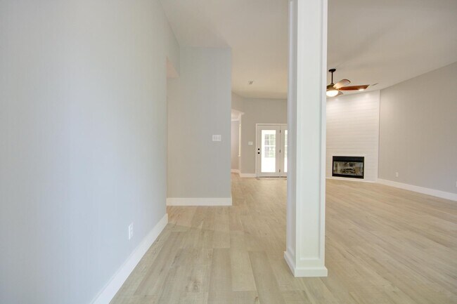 Building Photo - 205 Jarrett Ln