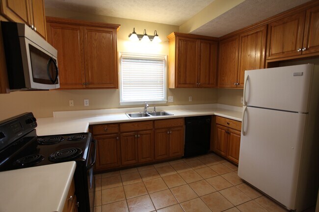 Building Photo - 3Bed/2Bath Residential House Available in August!