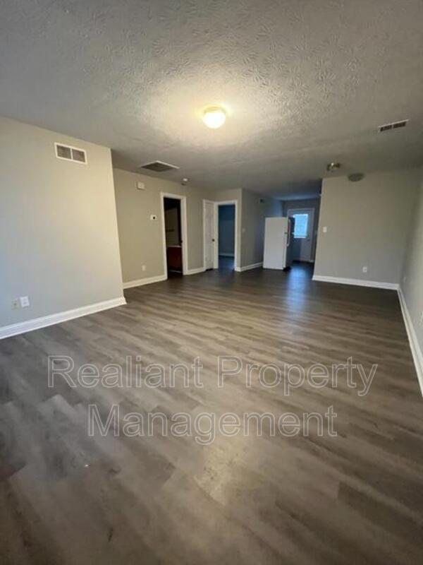 Building Photo - 1007 Pinoak Dr
