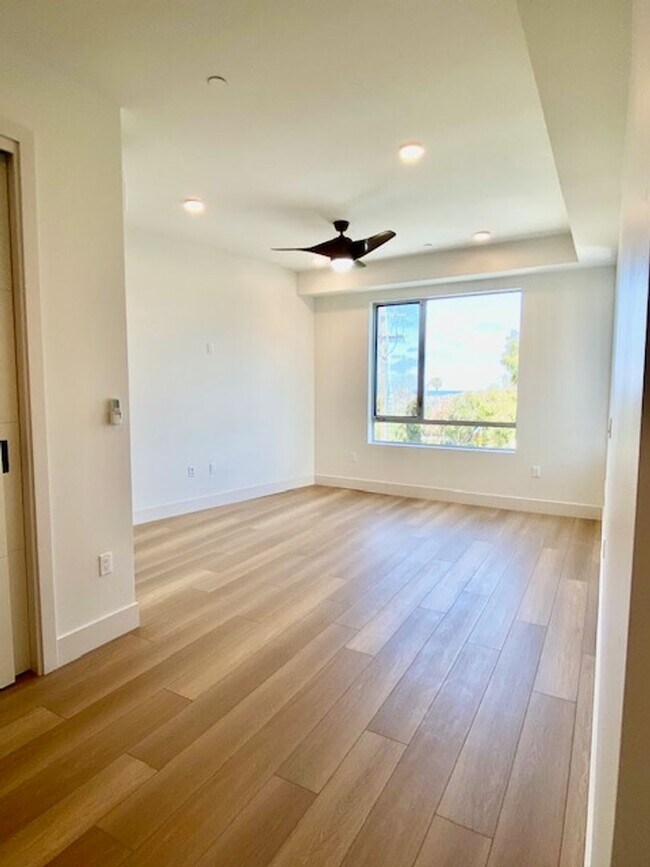 Building Photo - Enjoy The Coastal Carlsbad Village Lifestyle