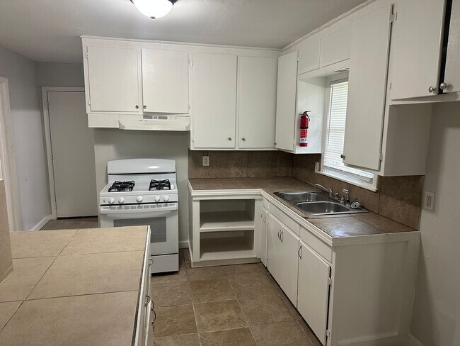 Building Photo - 2748 Woodside Dr