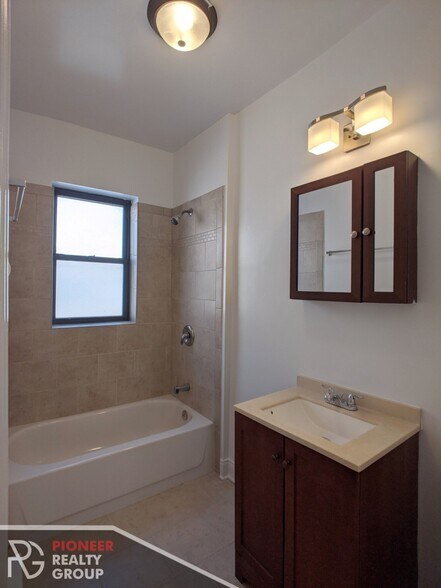Building Photo - 630 W Cornelia Ave