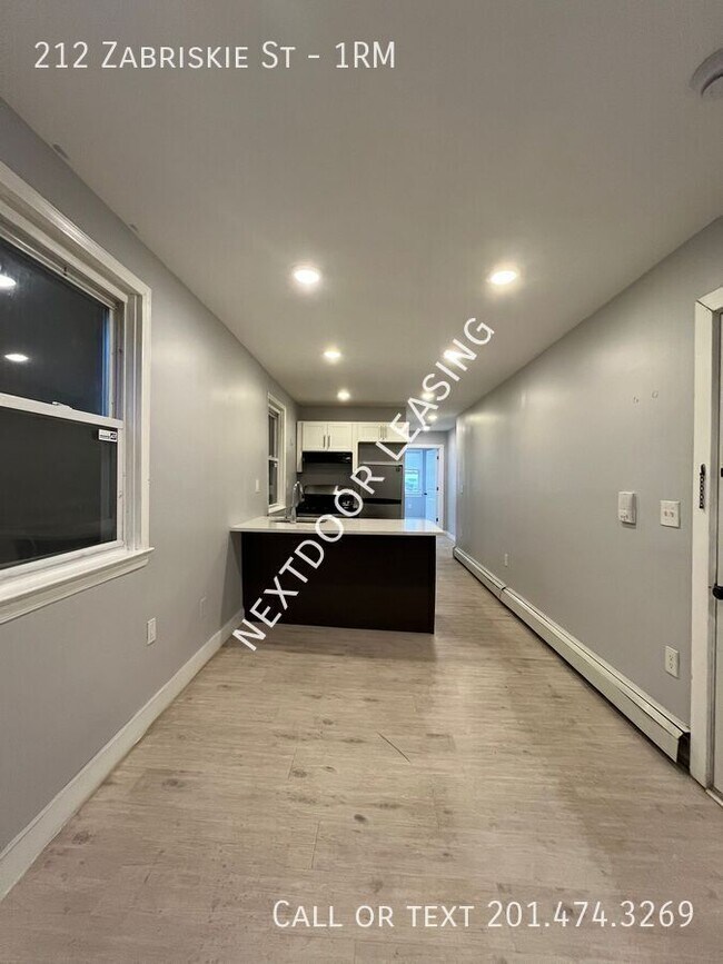 Building Photo - 212 Zabriskie St