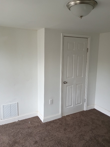 Building Photo - 2554 Hollins St