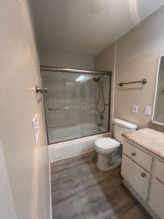 Building Photo - Extremely Well Maintained Upstairs 1/1 Condo Near Light Rail Now Available!