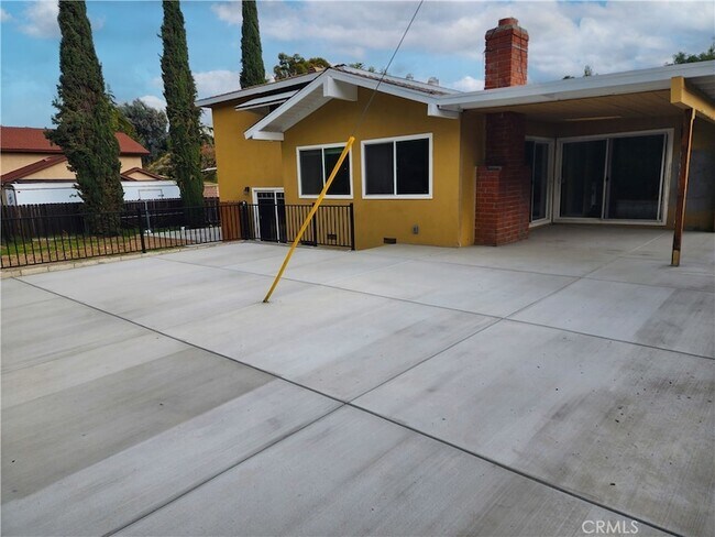 Building Photo - 2523 Deerpark Dr