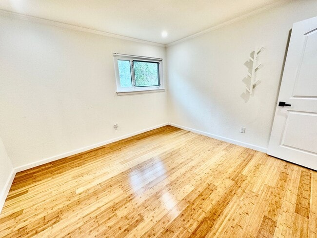 Building Photo - Stylish 3Bed/2.5Ba Daly City Home with Mod...