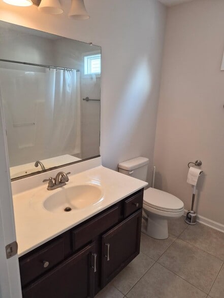 Primary bath - 207 Portico St