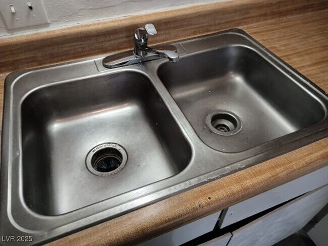 Building Photo - 1400 E Mesquite Ave