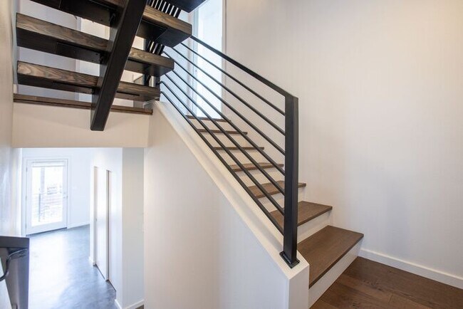 Building Photo - Stunning Columbia City Townhome w/ Views and AC (1st Month Free)