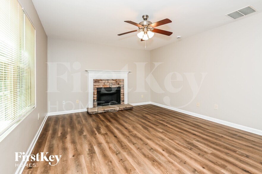 Building Photo - 380 Pine Tree Dr