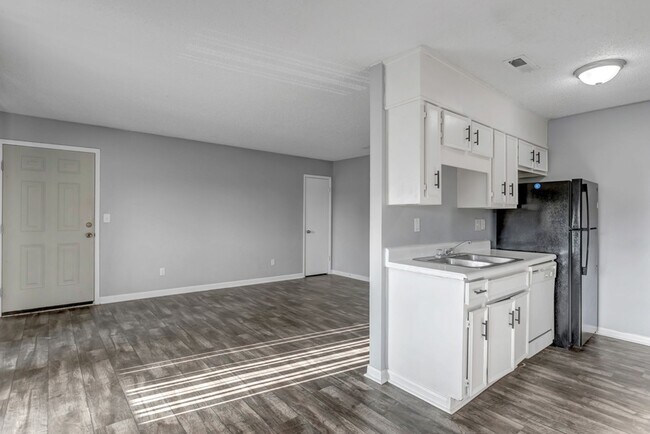 Building Photo - Recently Renovated Units in Decatur, AL