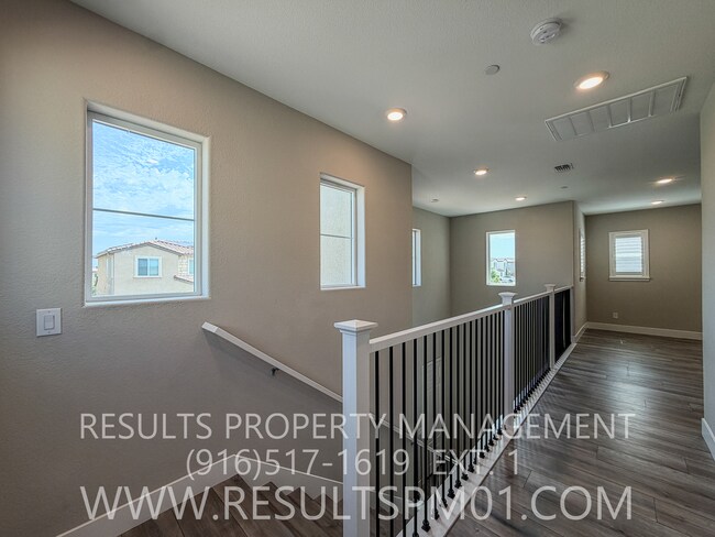 Building Photo - 587 River St