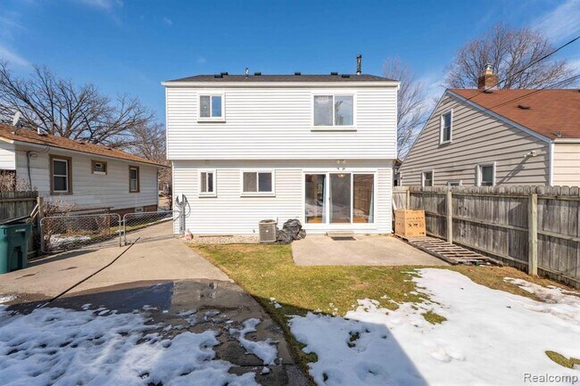 Building Photo - 1560 E Lincoln St