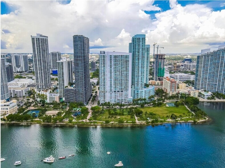 Building Photo - 1800 N Bayshore Dr