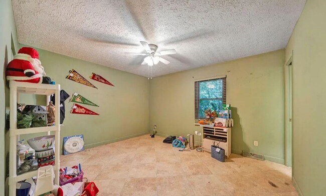 Building Photo - 809 Clifford Dr