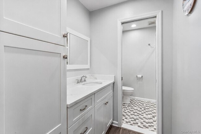 Building Photo - 150 Pointe Cir N