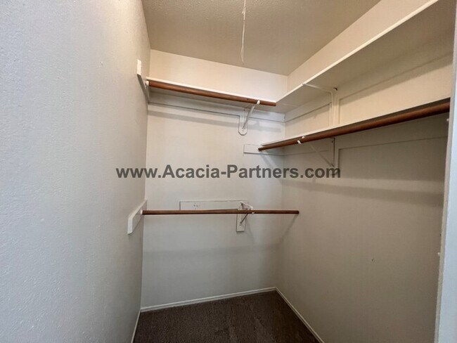 Building Photo - Four Bedroom Home