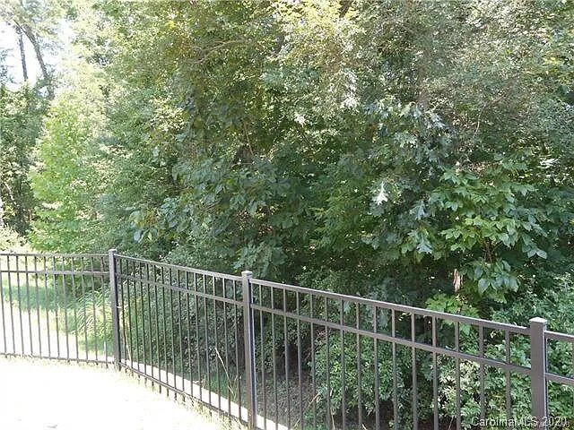 Building Photo - 2501 Silverthorn Dr