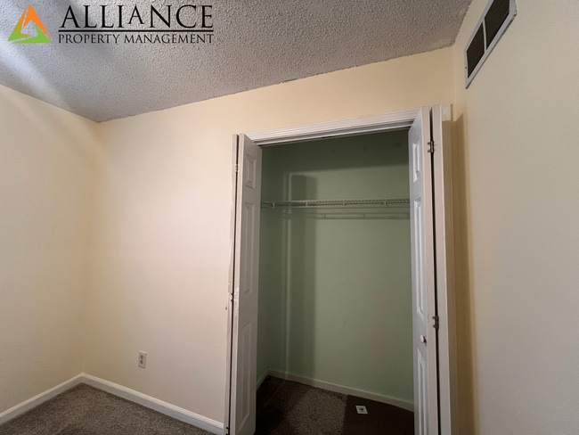 Building Photo - Spacious Rooms & Close to Downtown