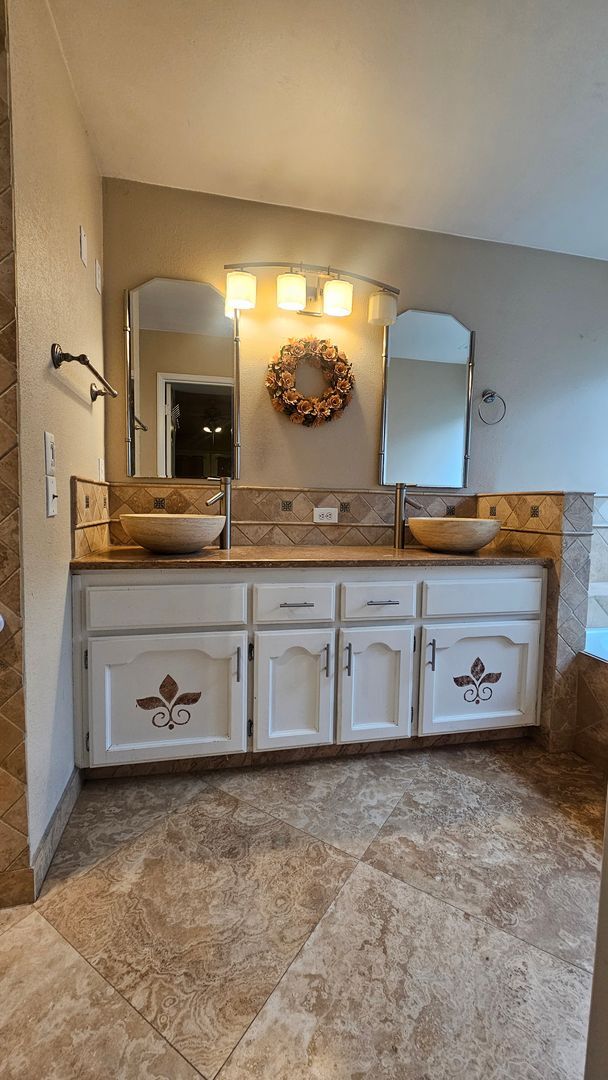 Building Photo - Great NW home with POOL & SOLAR!