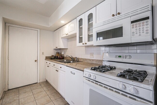 Building Photo - 2601 Briarhurst Dr