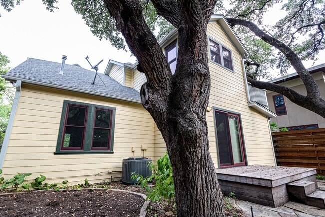 Building Photo - Charming 3 Bed / 2.5 Bath Two-Story Home!