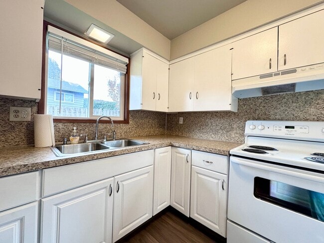 Building Photo - Near Downtown Gresham 2 Bed 1 Bath Duplex! W/S/G Included!