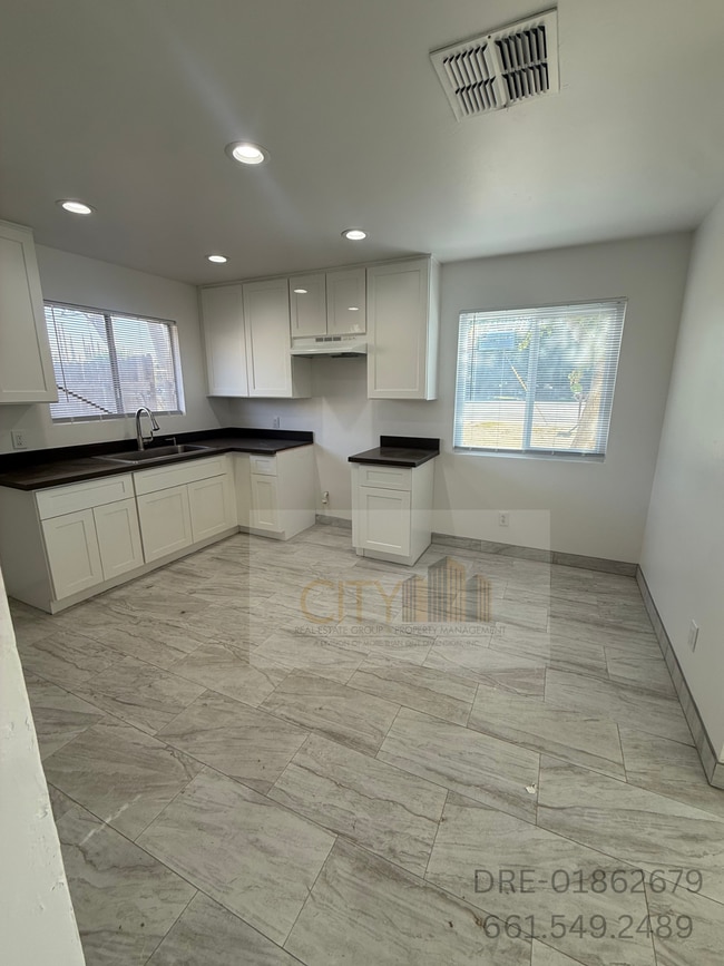 Building Photo - 316 S Oswell St