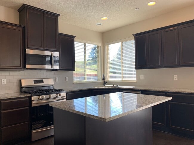 Building Photo - Beautiful 4BR in Camas! Modern Finishes! Close to Shopping & I-5! Schedule a tour today!