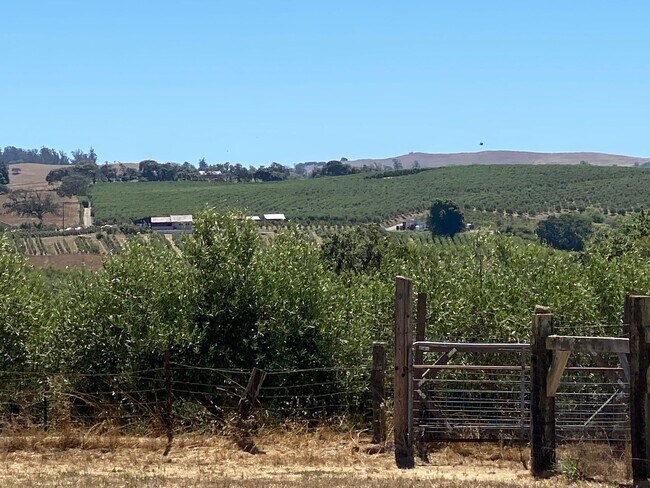 Building Photo - Private, Gated and Views -2 Bdm 2 Bath Gra...