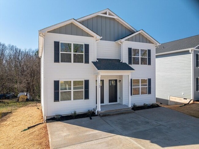 Building Photo - Luxury 3BR Townhome in Hickory – First Mon...