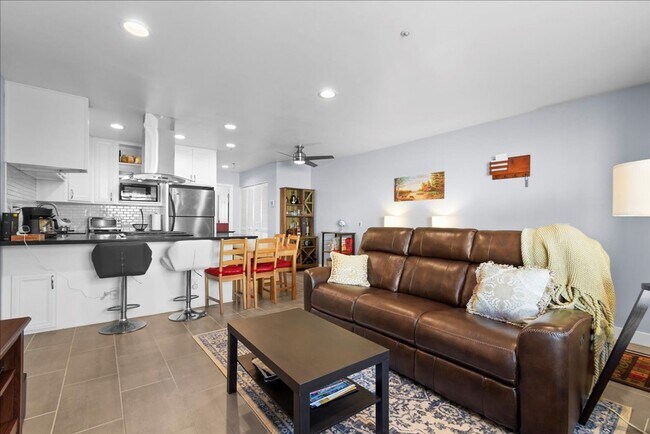 Building Photo - 1 Bed/1 Bath + 2 Parking Spaces and Walking Distance to Beach
