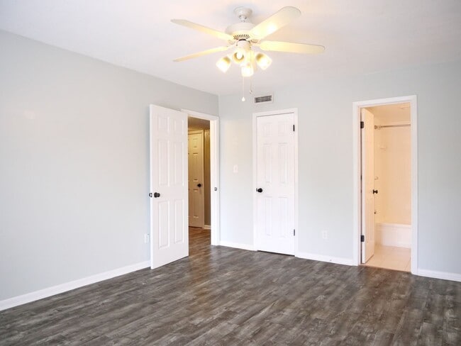 Building Photo - UPDATED 2 Bedroom 2 Bath Woodcrest Condo i...