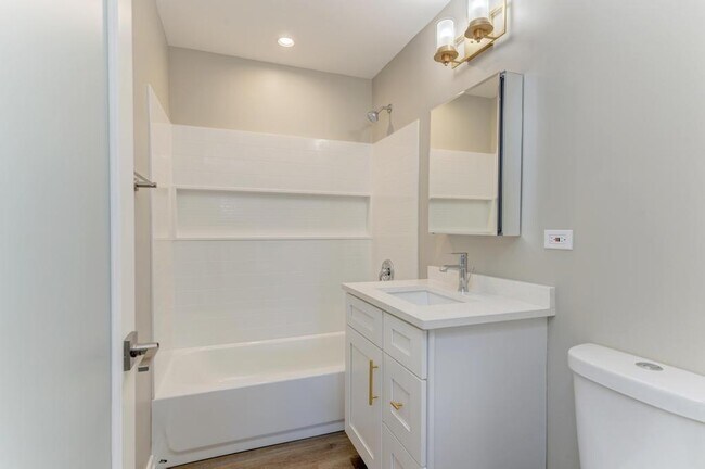 Building Photo - 935 Elmwood Ln