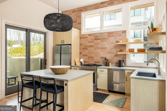 Building Photo - 1190 Mado Lp