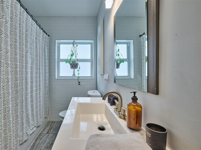 Building Photo - 801 NE 15th St