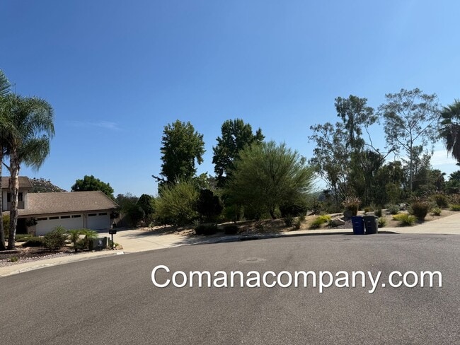 Building Photo - Gorgeous, spacious 3BR/2BA w views, yard, ...