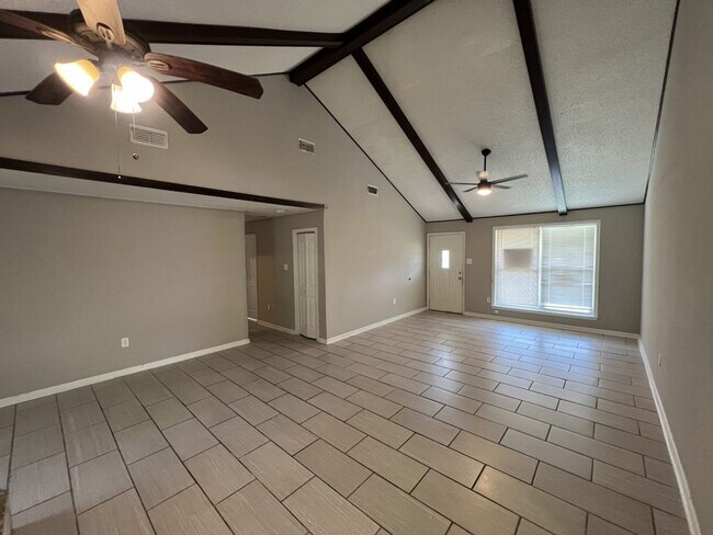 Building Photo - Charming 3-Bedroom Home on Quiet Dead-End ...