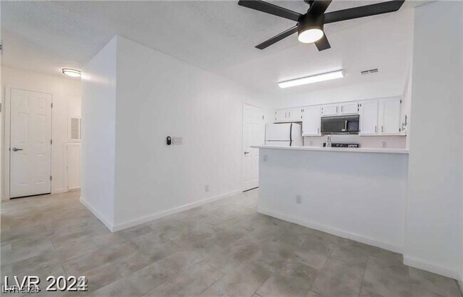 Building Photo - 2117 Chertsey Dr