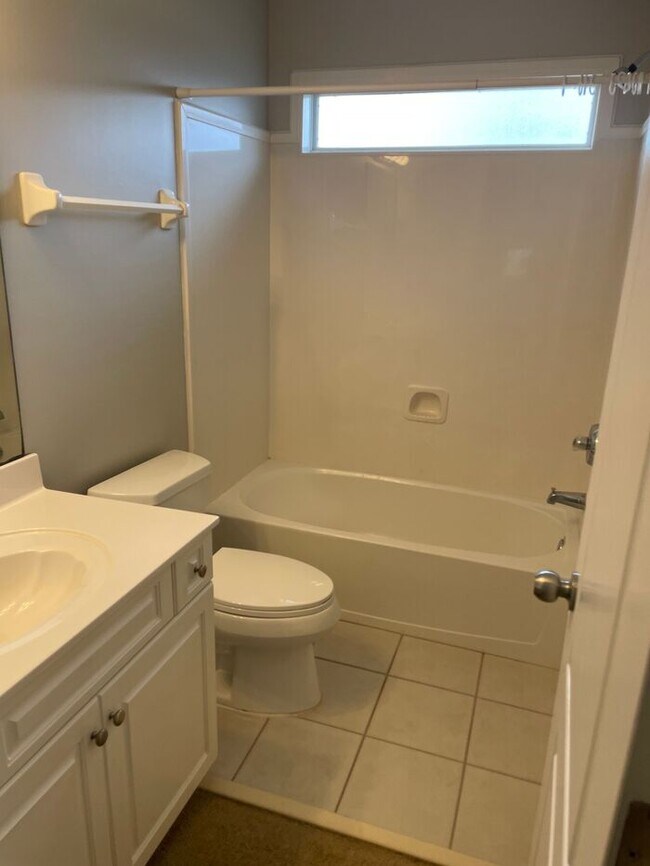 Building Photo - 4BR w/ Fenced Backyard + Garage in Lakeland