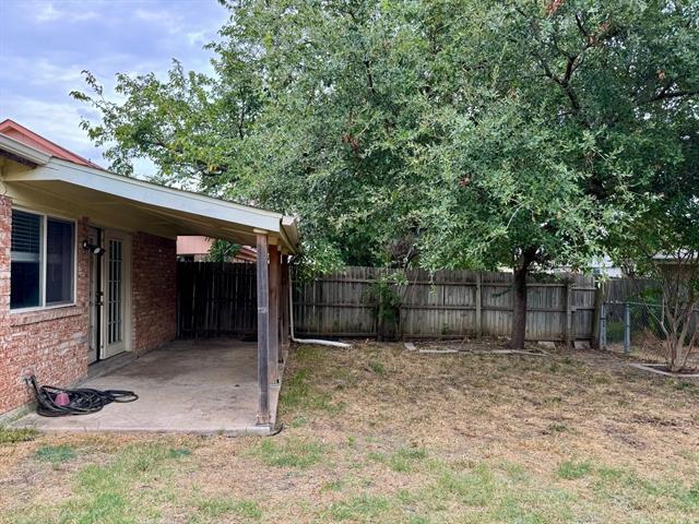 Building Photo - 2312 Versailles Dr