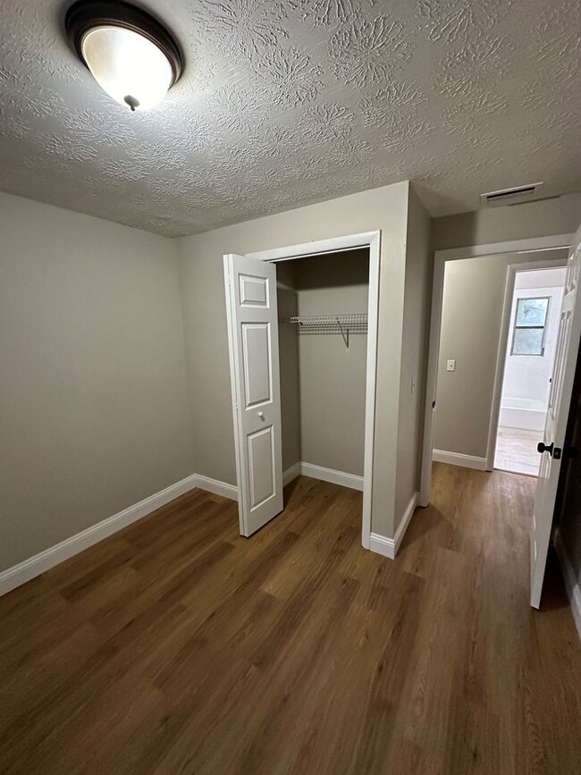 Building Photo - **4/2 BR Single Family home : Available Now