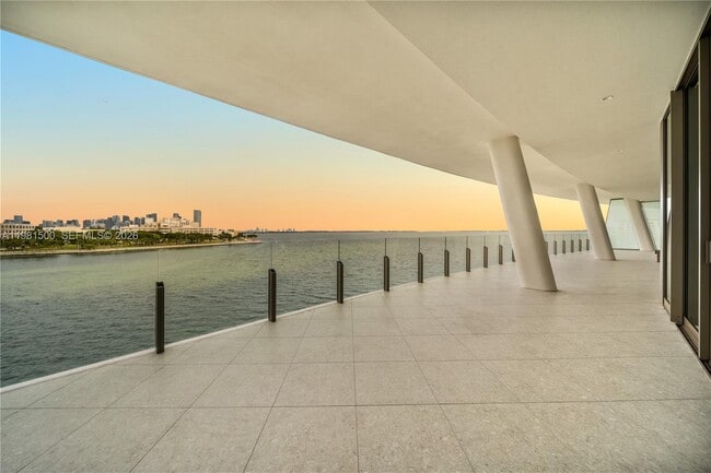 Building Photo - 5 Grove Isle Dr