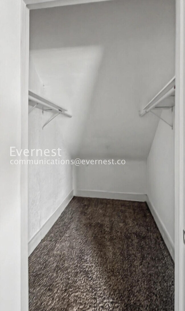 Building Photo - 4 Bed/3 Bath Home with In-Unit Laundry / Available Now!