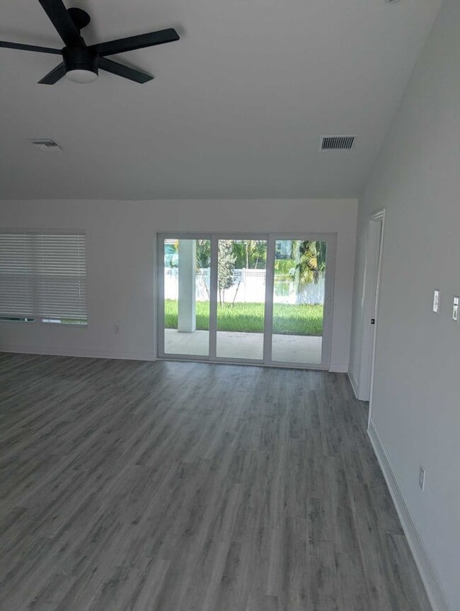 Building Photo - 3026 NE 6th Pl