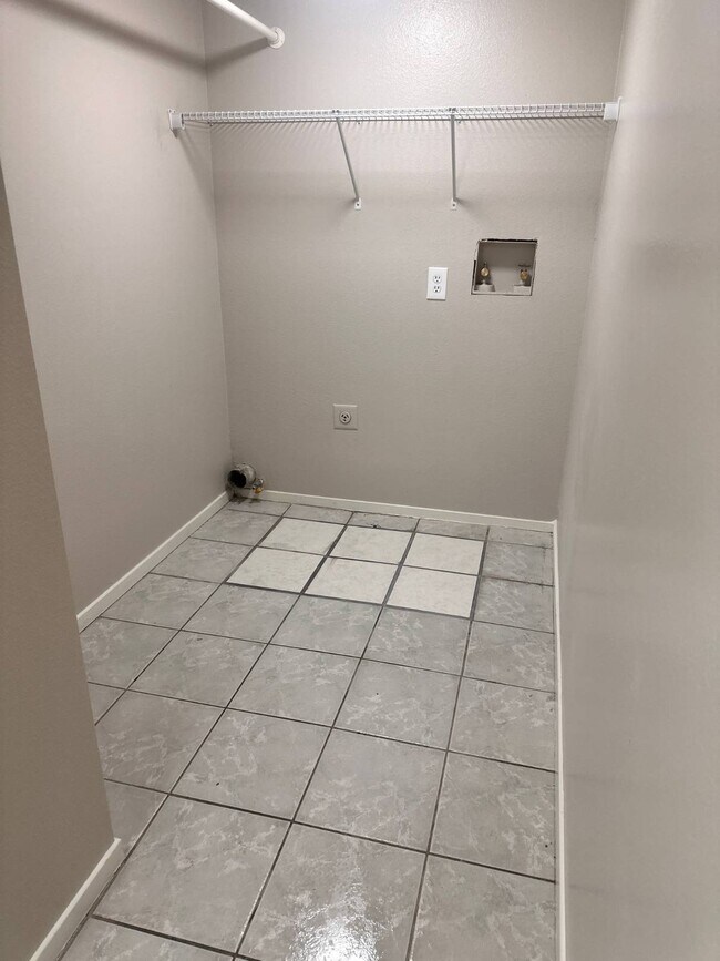 Building Photo - 126 Elegante Way